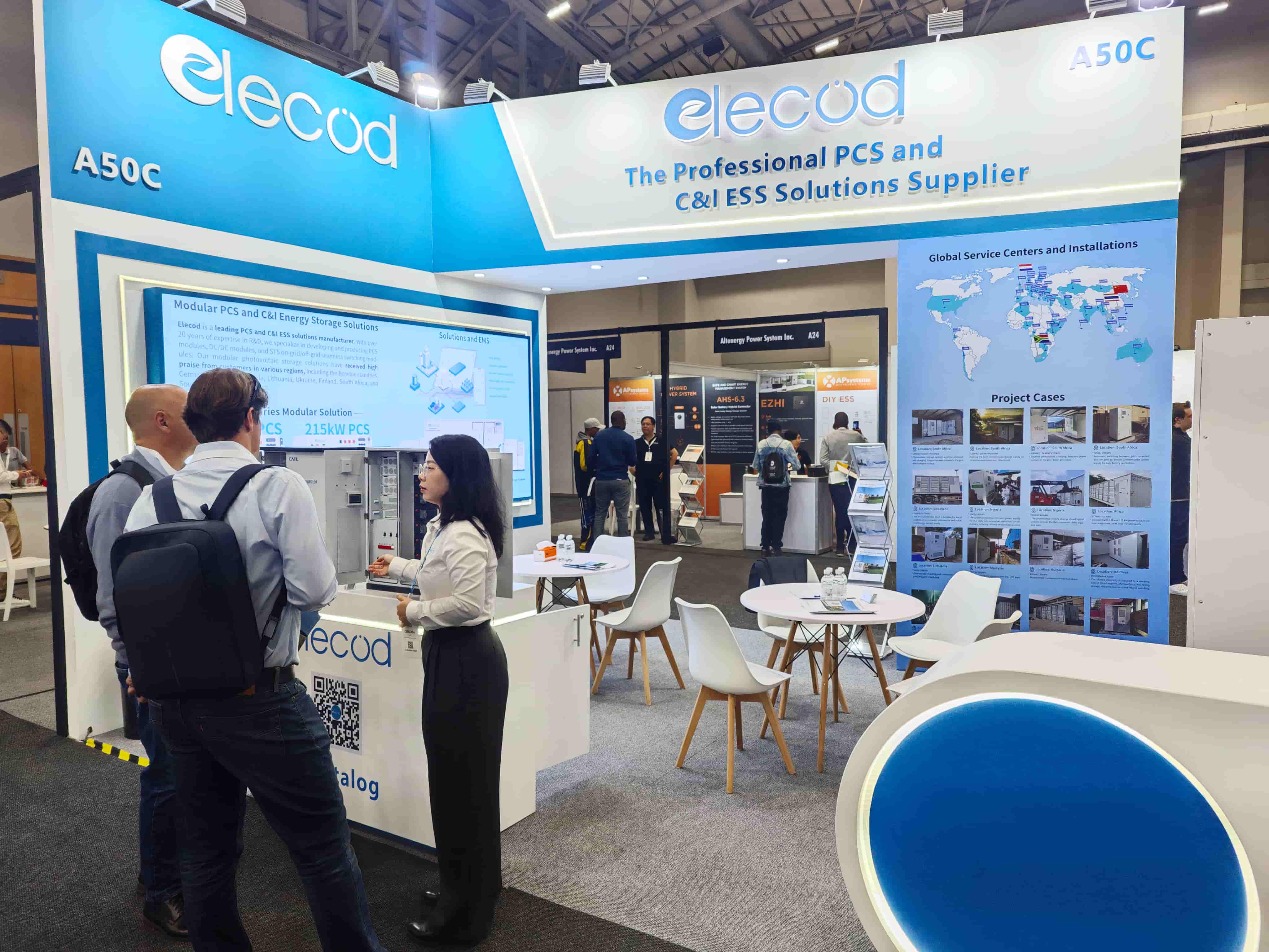 Visitantes en el stand de Elecod en Solar & Storage Live Cape Town 2025.jpg